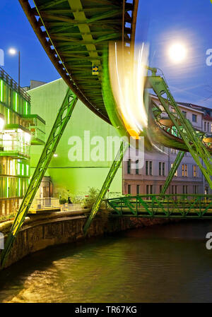 Umzug Wuppertal Seilbahn über die Wupper am Abend, Deutschland, Nordrhein-Westfalen, Bergisches Land, Wuppertal Stockfoto