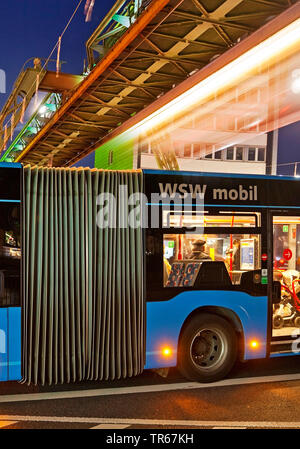 Umzug Wuppertal Seilbahn über einen Bus am Abend, Deutschland, Nordrhein-Westfalen, Bergisches Land, Wuppertal Stockfoto