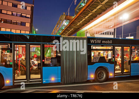 Umzug Wuppertal Seilbahn über einen Bus am Abend, Deutschland, Nordrhein-Westfalen, Bergisches Land, Wuppertal Stockfoto