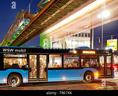 Umzug Wuppertal Seilbahn über einen Bus am Abend, Deutschland, Nordrhein-Westfalen, Bergisches Land, Wuppertal Stockfoto