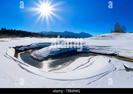Creek im Schnee in der Nähe von Lake Forggensee, Deutschland, Bayern, Ostallgäu Stockfoto