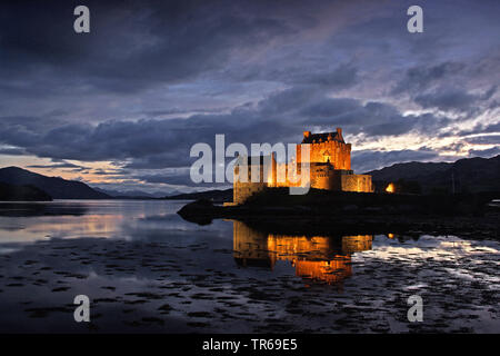 Schloss Eilean Donan in Scitland az Sonnenuntergang, Vereinigtes Königreich, Schottland Stockfoto