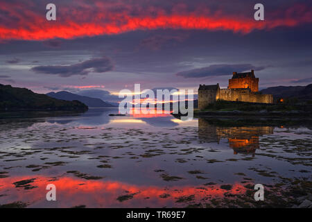 Schloss Eilean Donan in Scitland az Sonnenuntergang, Vereinigtes Königreich, Schottland Stockfoto