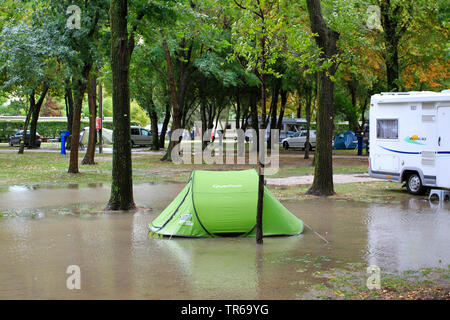 Zelt auf überschwemmten Campingplatz, Italien, Venedig Stockfoto