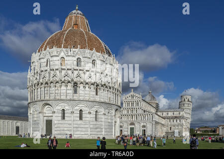 Pisa Baptisterium und den Schiefen Turm von Pisa Dom, im Hintergrund, Italien, Toskana, Pisa Stockfoto