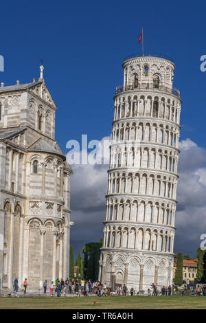 Schiefe Turm von Pisa neben der Kathedrale, Italien, Toskana, Pisa Stockfoto