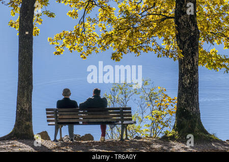 Paar auf einer Bank am See Kochel im Herbst, Deutschland, Bayern, Oberbayern, Oberbayern Kochel am See Stockfoto