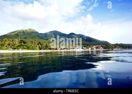 Blick aus dem Ozean zu Pintuyan, Philippinen, Southern Leyte, Panaon Island, Pintuyan Stockfoto