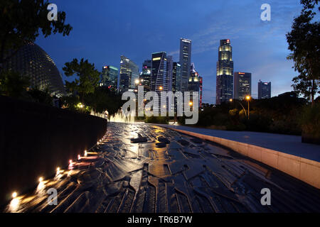 Künstliche wasserlauf vor der Esplanade Theater am Abend, Singapur Stockfoto