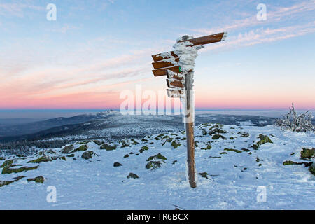 Wegweiser am Lusen im Winter am frühen Morgen, Deutschland, Bayern, Nationalpark Bayerischer Wald, Lusen Stockfoto