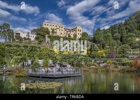 Botanische Gärten mit Blick auf das Schloss Trauttmansdorff, Italien, Südtirol, Meran Stockfoto