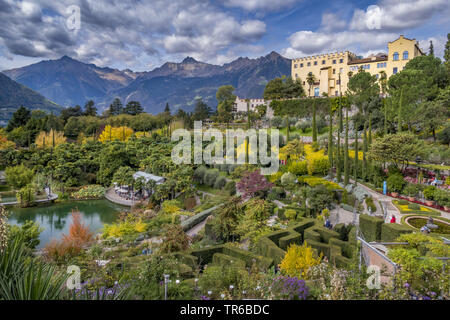 Botanische Gärten mit Blick auf das Schloss Trauttmansdorff, Italien, Südtirol, Meran Stockfoto