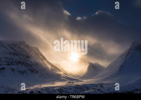 Im Schneesturm in das Tal Stuor Reaiddavaggi, Schweden, Lappland, Kebnekaisefjaell, Norrbotten Stockfoto