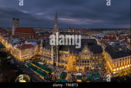 Rathaus eine Kirche Frauenkirche mit Weihnachtsmarkt in München, Deutschland, Bayern, Muenchen Stockfoto