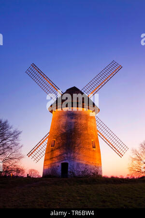 Mühle bei Sonnenuntergang Egelsberg in Krefeld, Deutschland, Nordrhein-Westfalen, Niederrhein, Krefeld Stockfoto