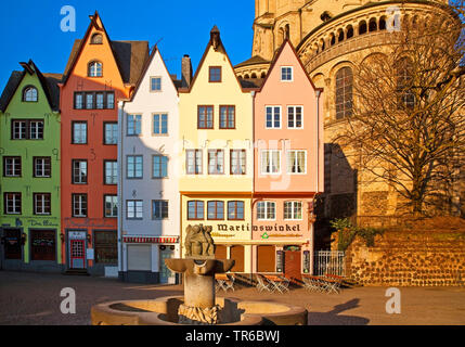 Bunte Häuser auf dem Fischmarkt und Groß St. Martin Kirche in der alten Stadt, Deutschland, Nordrhein-Westfalen, Rheinland, Köln Stockfoto