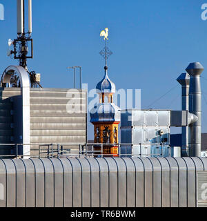 Dachlandschaft mit Parkplatz und Kirchturm von St. Maria in der Kupfergasse, Deutschland, Nordrhein-Westfalen, Köln Stockfoto