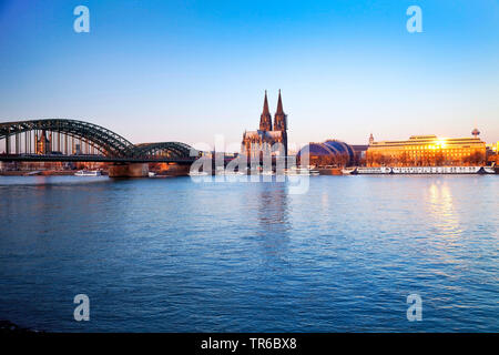 Rhein, Hohenzollernbrücke und Dom bei Sonnenaufgang, Deutschland, Nordrhein-Westfalen, Rheinland, Köln Stockfoto