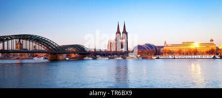 Rhein, Hohenzollernbrücke und Dom bei Sonnenaufgang, Deutschland, Nordrhein-Westfalen, Rheinland, Köln Stockfoto