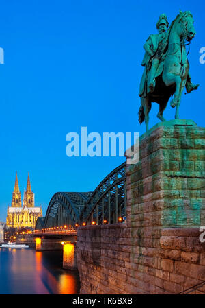 Reiterstandbild von Kaiser Wilhelm I. mit Hohenzollernbrücke und Dom zu Köln am Abend, Deutschland, Nordrhein-Westfalen, Rheinland, Köln Stockfoto