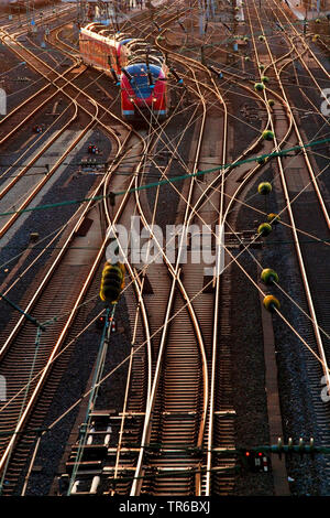 Zug am Bahnhof Oberbarmen, Deutschland, Nordrhein-Westfalen, Bergisches Land, Wuppertal Stockfoto