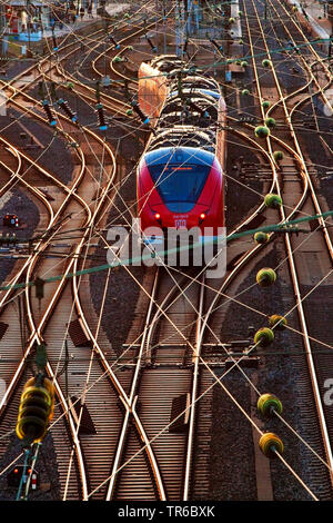 Zug am Bahnhof Oberbarmen, Deutschland, Nordrhein-Westfalen, Bergisches Land, Wuppertal Stockfoto