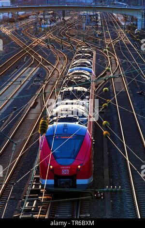 Zug am Bahnhof Oberbarmen, Deutschland, Nordrhein-Westfalen, Bergisches Land, Wuppertal Stockfoto