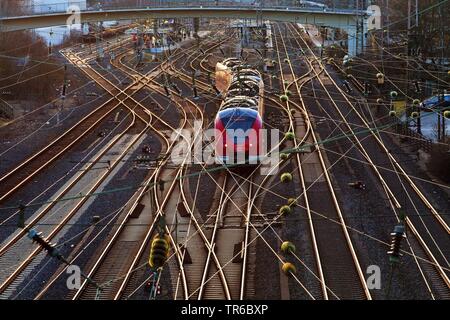 Zug am Bahnhof Oberbarmen, Deutschland, Nordrhein-Westfalen, Bergisches Land, Wuppertal Stockfoto