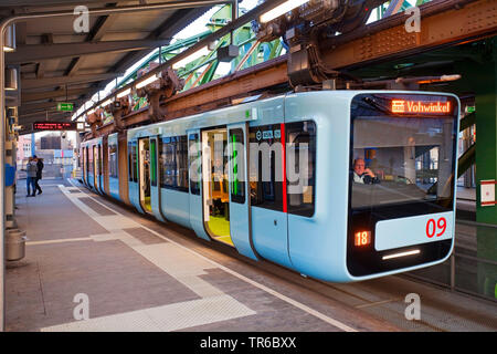 Wuppertaler Schwebebahn WSW GTW Generaton 15 am Bahnhof Oberbarmen, Deutschland, Nordrhein-Westfalen, Bergisches Land, Wuppertal Stockfoto