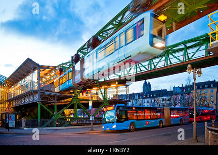 Wuppertaler Schwebebahn WSW GTW Generation 15 am Bahnhof Oberbarmen, Deutschland, Nordrhein-Westfalen, Bergisches Land, Wuppertal Stockfoto