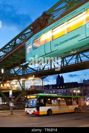 Wuppertaler Schwebebahn WSW GTW Generation 15 am Bahnhof Oberbarmen, Deutschland, Nordrhein-Westfalen, Bergisches Land, Wuppertal Stockfoto