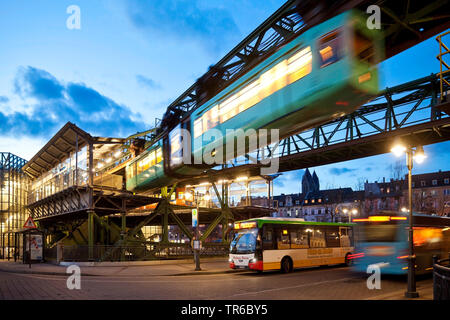 Wuppertaler Schwebebahn WSW GTW Generation 15 am Bahnhof Oberbarmen, Deutschland, Nordrhein-Westfalen, Bergisches Land, Wuppertal Stockfoto