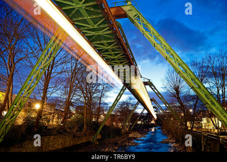 Beleuchtung Titel von Wuppertal suspension Eisenbahnen über die Wupper, Deutschland, Nordrhein-Westfalen, Bergisches Land, Wuppertal Stockfoto