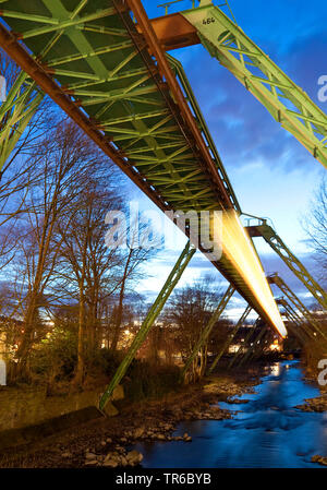 Beleuchtung der Wuppertaler Schwebebahn über der Wupper, Deutschland, Nordrhein-Westfalen, Bergisches Land, Wuppertal Stockfoto