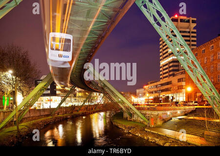 Wuppertaler Schwebebahn über die Wupper in der Nacht, Deutschland, Nordrhein-Westfalen, Bergisches Land, Wuppertal Stockfoto