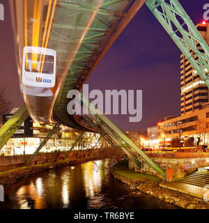 Wuppertaler Schwebebahn über die Wupper in der Nacht, Deutschland, Nordrhein-Westfalen, Bergisches Land, Wuppertal Stockfoto