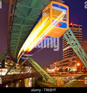 Wuppertaler Schwebebahn über die Wupper in der Nacht, Deutschland, Nordrhein-Westfalen, Bergisches Land, Wuppertal Stockfoto