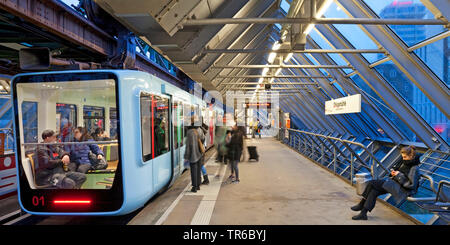 Wuppertaler Schwebebahn WSW GTW Generaton 15 am Bahnhof Oehlingsmuehle, Deutschland, Nordrhein-Westfalen, Bergisches Land, Wuppertal Stockfoto