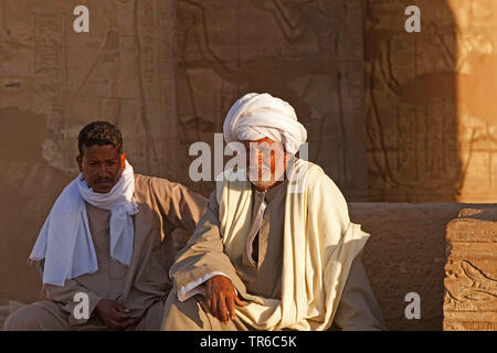 Zwei ägypter sitzen am Tempel von Kom Ombo, Ägypten, Kom Ombo Stockfoto