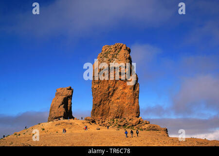 Touristen am Roque Nublo, Kanarische Inseln, Gran Canaria, Parque Rural Stockfoto