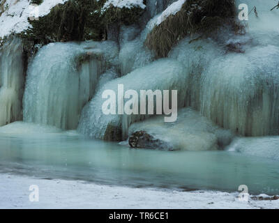 Eisformationen bei Frozen Creek, Schwarzwassertal, Deutschland, Sachsen, Erzgebirge Stockfoto