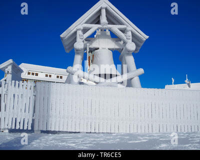 Friedensglocke auf dem Fichtelberg Gipfel im Winter, Deutschland, Sachsen, Erzgebirge, Oberwiesenthal Stockfoto