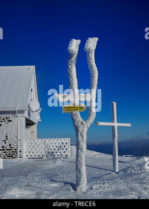 Wegweiser und Gipfelkreuz auf dem Fichtelberg Berge im Winter, Deutschland, Sachsen, Erzgebirge, Oberwiesenthal Stockfoto