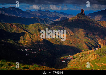 Blick vom Mirador Degollada de Becerra zum Roque Bentayga, Kanarische Inseln, Gran Canaria Tejeda Stockfoto