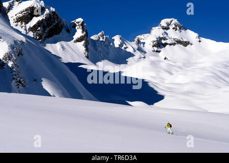 Skitourengeher in verschneite Berglandschaft, Mont Miravidi im Hintergrund, Frankreich, Savoie, La Rosiere Stockfoto