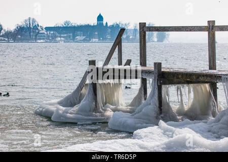 Seltsam geformte Sahnehäubchen auf einem Badesteg nach dem Winter Storm, Deutschland, Bayern, Chiemsee Stockfoto