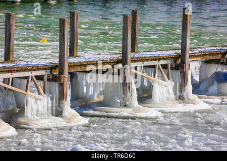 Seltsam geformte Sahnehäubchen auf einem Badesteg nach dem Winter Storm, Deutschland, Bayern, Chiemsee Stockfoto