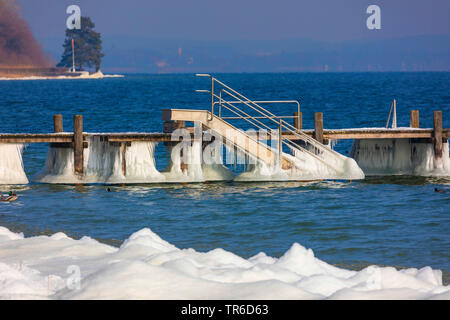 Seltsam geformte Sahnehäubchen auf einem Badesteg nach dem Winter Storm, Deutschland, Bayern, Chiemsee Stockfoto