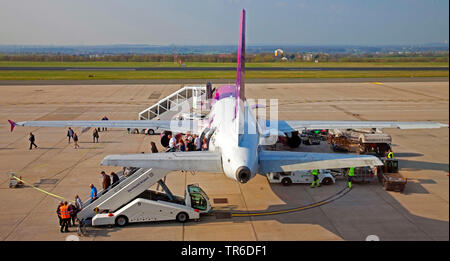 Flugzeug in Parkposition am Flughafen Dortmund 21, Deutschland, Nordrhein-Westfalen, Ruhrgebiet, Dortmund Stockfoto