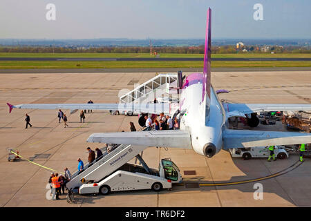 Flugzeug in Parkposition am Flughafen Dortmund 21, Deutschland, Nordrhein-Westfalen, Ruhrgebiet, Dortmund Stockfoto